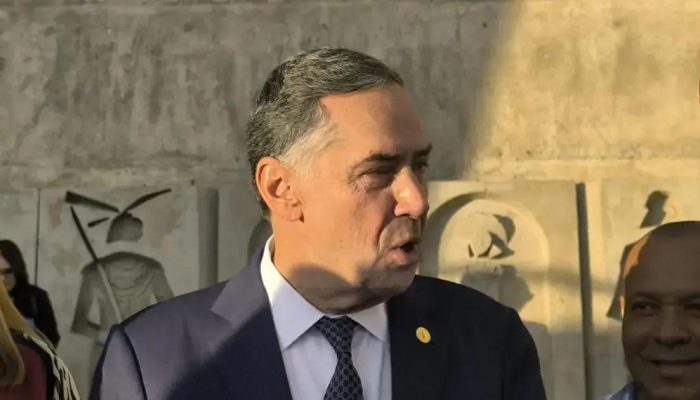 Luís Roberto Barroso recebe título de Cidadão Baiano com emoção em celebração na AL-BA