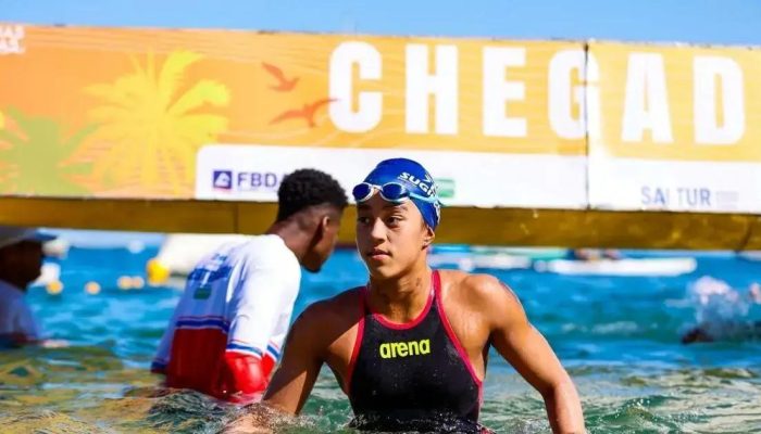 Luísa Sugimoto é premiada como Melhor Atleta de Natação da FBDA