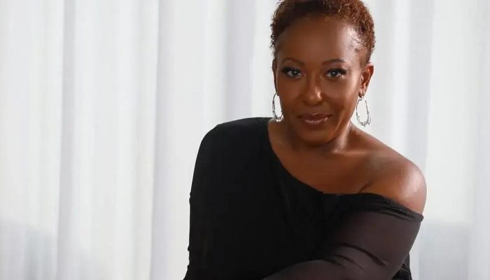 Maíra Azevedo apresenta comédia intimista no Teatro Jorge Amado