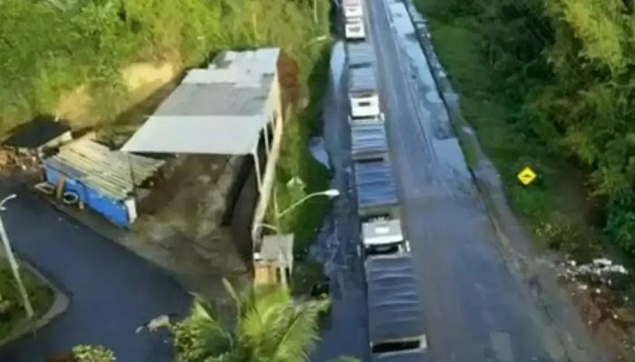 Manifestação causa congestionamento na Estrada do Derba em Salvador