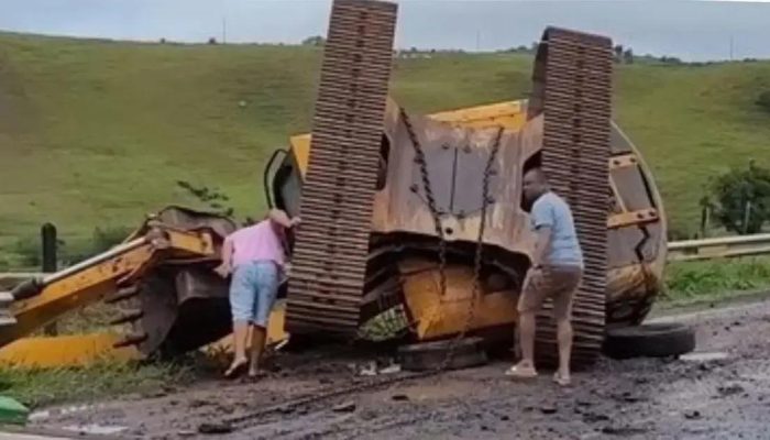 Máquina pesada cai de carreta e bloqueia parcialmente a BR-420 em Mutuípe