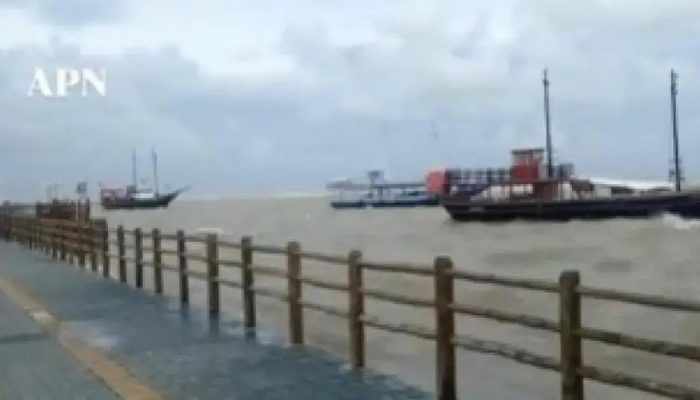 Maré alta surpreende turistas e ultrapassa barreira em Porto Seguro