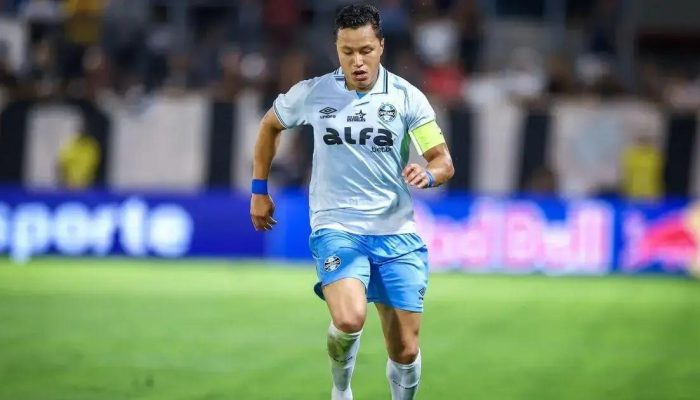 Marlon dispara contra arbitragem após derrota do Grêmio: "Estamos sendo roubados"