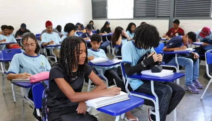 MEC paga 7ª parcela do Pé-de-Meia para estudantes de julho e agosto