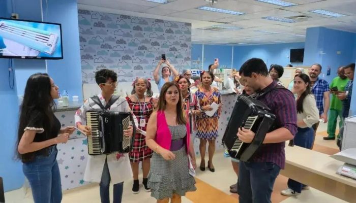 Médicos animam pacientes com forró no Hospital Roberto Santos em Salvador