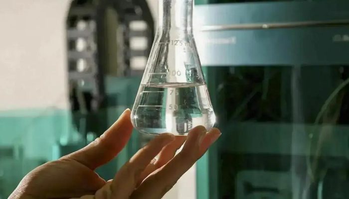 Metanol em bebidas: polícia investiga uso na limpeza de garrafas falsificadas