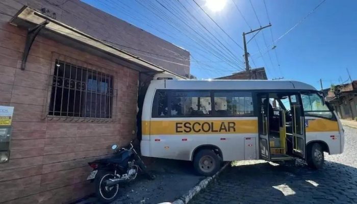 Micro-ônibus desgovernado invade imóvel em Ipiaú e provoca feridos