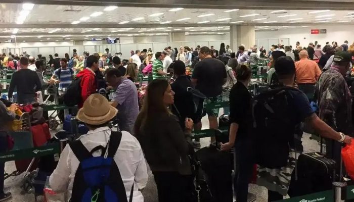 Ministro do STJ Suspende Greve dos Auditores da Receita Federal