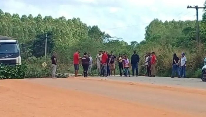 Moradores de Belmonte bloqueiam estrada em protesto por infraestrutura precária