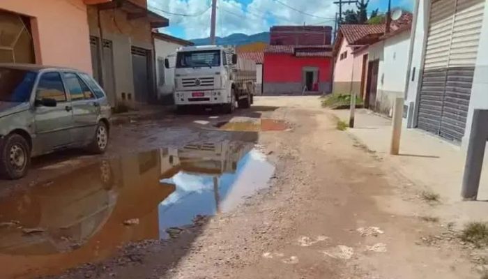 Moradores de Cajazeiras protestam por péssimas condições nas ruas