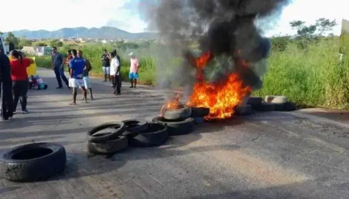 Moradores de Itambé protestam contra fechamento de hospital