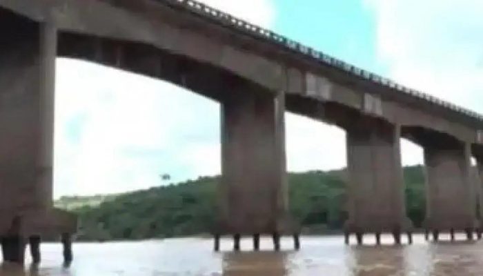 Moradores de Itapebi ignoram interdição e atravessam ponte sobre o Jequitinhonha