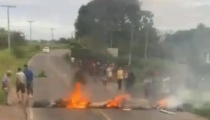Moradores se mobilizam em manifestação no interior da Bahia após acidente