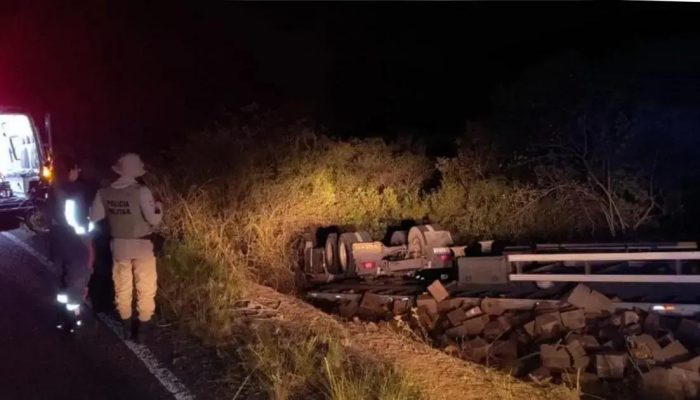 Motorista fica preso após caminhão capotar na BR-330, em Jequié