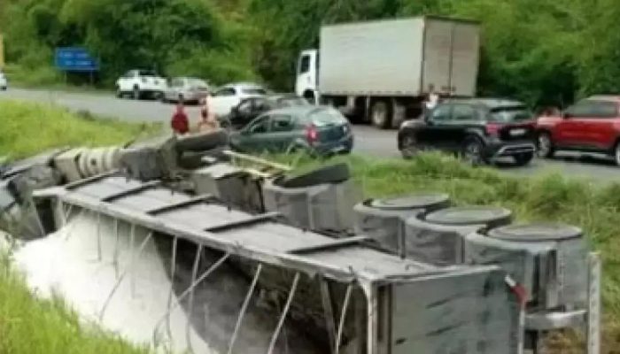 Motorista morre após carreta tombar na BR-324 em São Sebastião do Passé