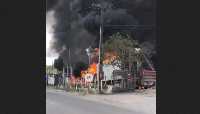 Motorista morre eletrocutado em Gandu após caçamba atingir fio de alta tensão