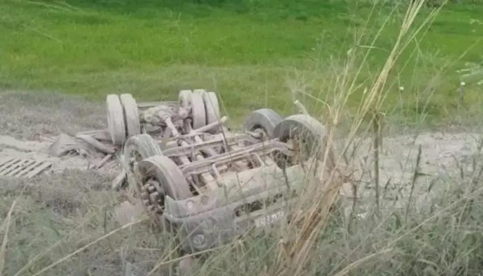 Motorista morre em capotamento de caminhão na BA-131 em Pindobaçu