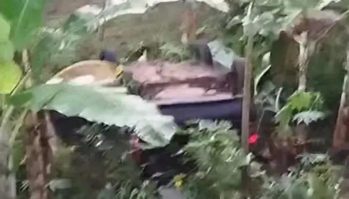 Motorista perde controle e carro capota em estrada de Itarantim