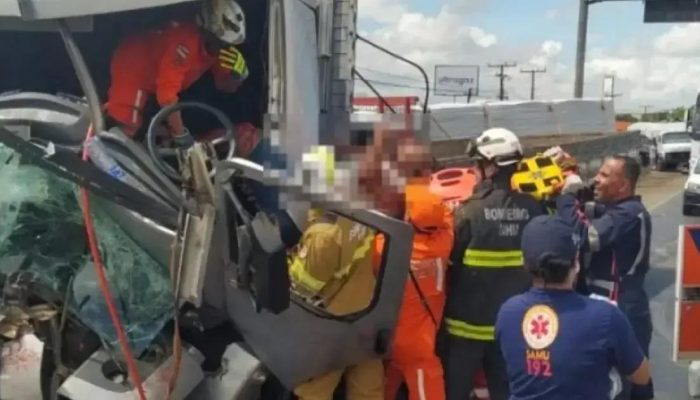 Motorista preso às ferragens em grave acidente na BR-324