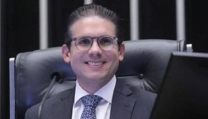 Motta exalta apoio à sua gestão em pesquisa e enfrenta críticas