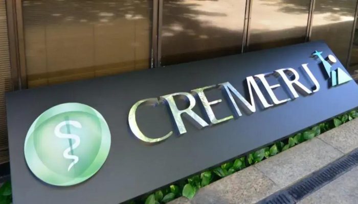 Mulher é flagrada com diploma falso para se registrar no CREMERJ