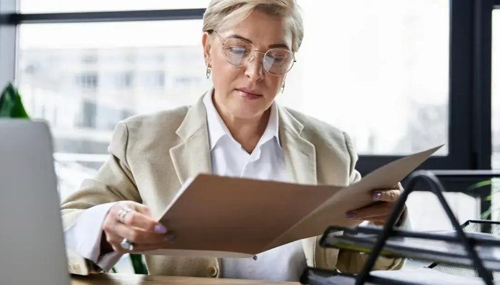 Mulheres podem se aposentar aos 55 anos? Essa é a regra do INSS!