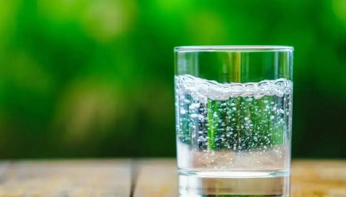 O que realmente acontece quando você troca refrigerante por água com gás