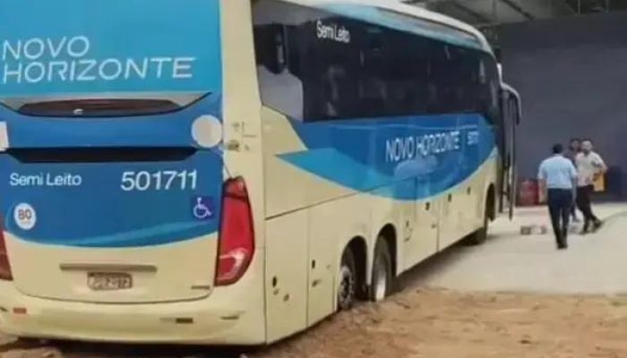 Ônibus da Novo Horizonte atolado no terminal rodoviário de Itororó