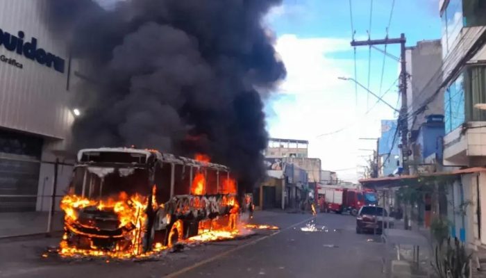 Ônibus é destruído por incêndio causado por pane elétrica no Uruguai