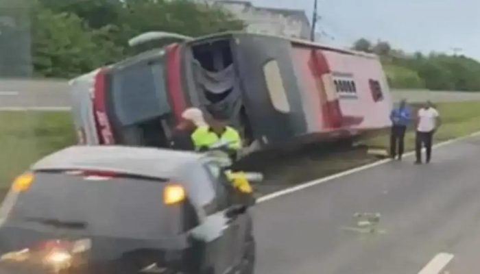 Ônibus tomba na Estrada do Coco em Camaçari: entenda a situação