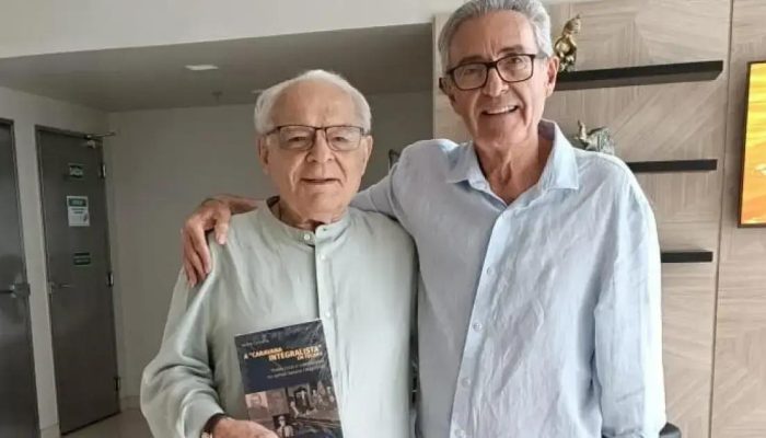 Othon Bastos recebe livro sobre história política de Tucano