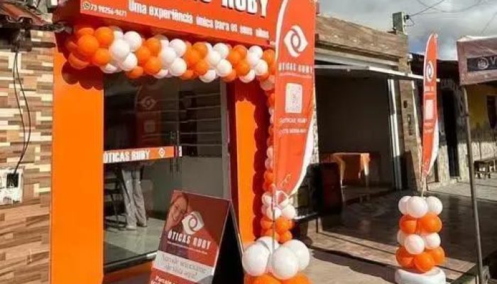 Óticas Ruby celebra 1 ano em Itarantim com festa, descontos e exames gratuitos