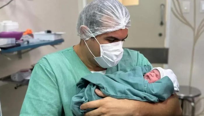 Pai com deficiência visual vive momento emocionante ao acompanhar nascimento da filha