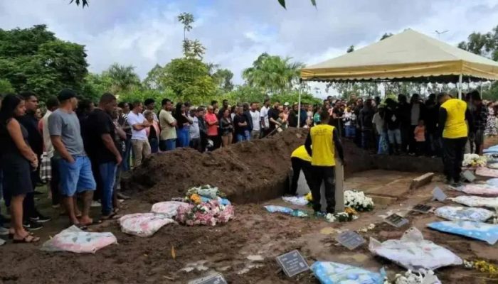 Pai e filho são sepultados após tragédia elétrica em Feira de Santana