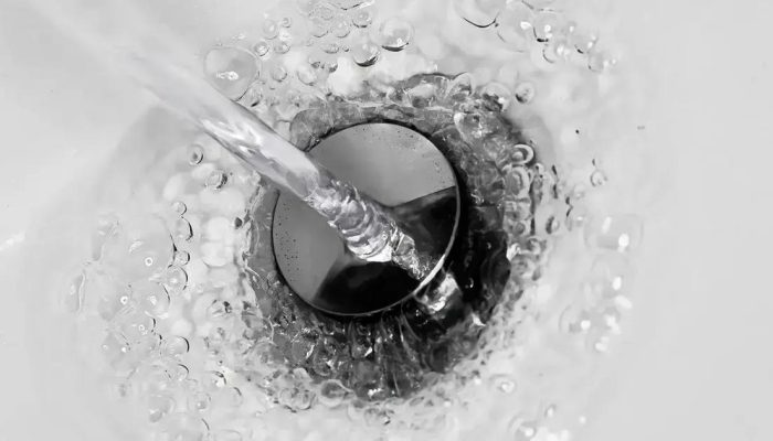Pastilhas de limpeza: solução barata para ralos sem mau cheiro por menos de R$1