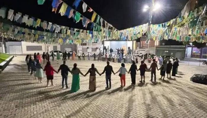 Pastores de Itarantim buscam paz em oração na Praça Luiz Viana Filho