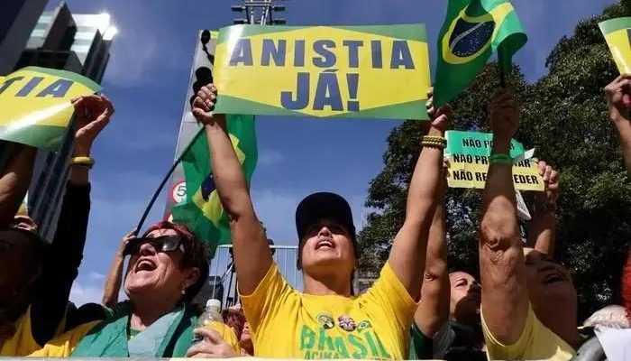 Pesquisa revela que 61% dos brasileiros rejeitam anistia a Bolsonaro