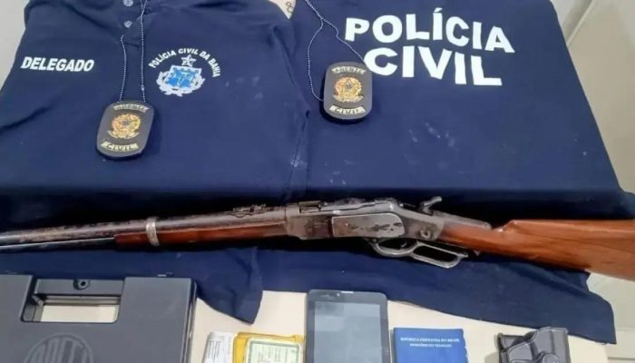PM apreende arma e coletes falsos da Polícia Civil em Vitória da Conquista