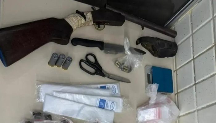 PM apreende drogas e uma arma em Jardim Santo Inácio, Salvador