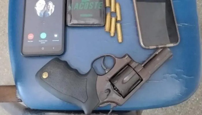 PM detém dois suspeitos e apreende arma em Itinga, na Bahia