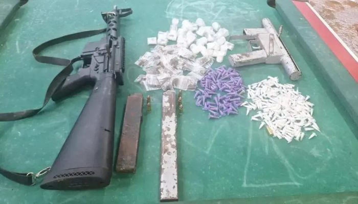 Polícia apreende drogas e armas em ação no bairro Lobato