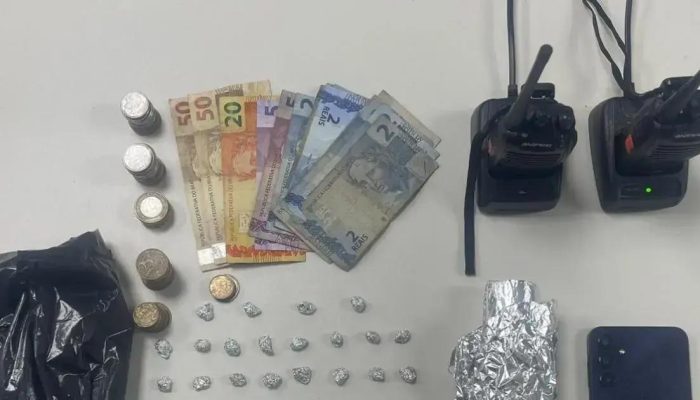 Polícia prende homem com drogas e rádios em Camaçari, Bahia