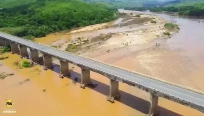 Ponte sobre o Rio Jequitinhonha é reaberta para veículos leves em Itapebi