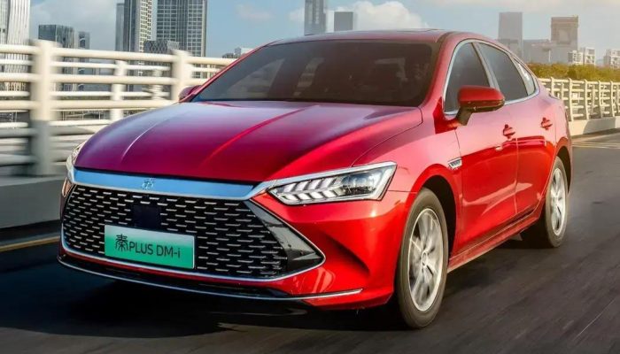 Por que o BYD Qin, carro mais vendido da montadora, não está no Brasil?