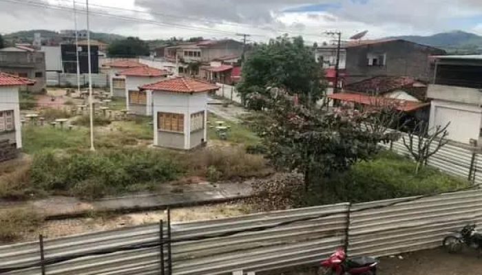 Praça Cajazeira em Itarantim: um projeto abandonado que gera indignação