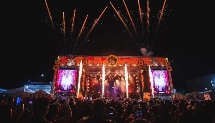 Praça em Mata de São João recebe público lotado em festa de São João 2025