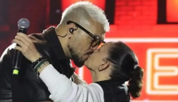 Prefeita de Conceição do Jacuípe Surpreende ao Beijar Cantor Belo em Show