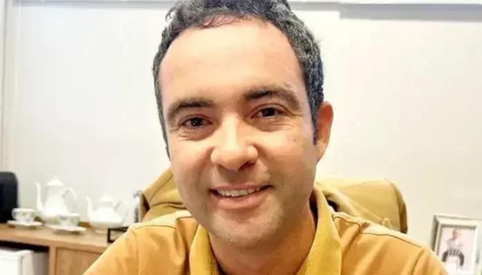 Prefeito Fabrício Abrantes doa moto a mototaxista após incêndio