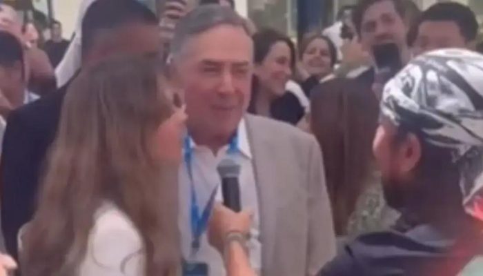 Presidente do STF surpreende ao cantar com Bell Marques em evento