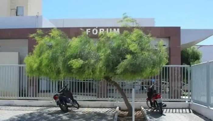 Preso escapa durante audiência em fórum de Guanambi; polícia busca por ele